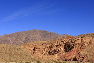 Fas 'taki Haut Atlas Oriental Ulusal Parkı' ndaki bir dağın manzarası. Doğu Yüksek Atlas Dağları 'nın içinde ve yakınında 49.000 hektarlık bir alanı kaplıyor.