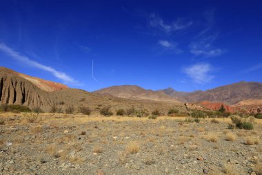 Fas 'taki Haut Atlas Oriental Ulusal Parkı' ndaki bir dağın manzarası. Doğu Yüksek Atlas Dağları 'nın içinde ve yakınında 49.000 hektarlık bir alanı kaplıyor.