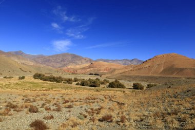 Fas 'taki Haut Atlas Oriental Ulusal Parkı' ndaki bir dağın manzarası. Doğu Yüksek Atlas Dağları 'nın içinde ve yakınında 49.000 hektarlık bir alanı kaplıyor.