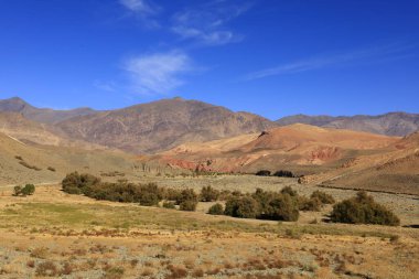 Fas 'taki Haut Atlas Oriental Ulusal Parkı' ndaki bir dağın manzarası. Doğu Yüksek Atlas Dağları 'nın içinde ve yakınında 49.000 hektarlık bir alanı kaplıyor.