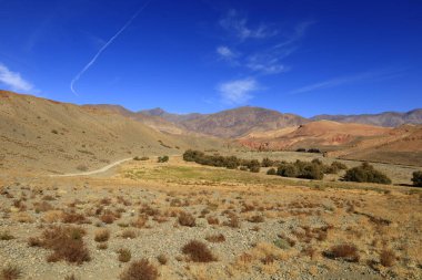 Fas 'taki Haut Atlas Oriental Ulusal Parkı' ndaki bir dağın manzarası. Doğu Yüksek Atlas Dağları 'nın içinde ve yakınında 49.000 hektarlık bir alanı kaplıyor.