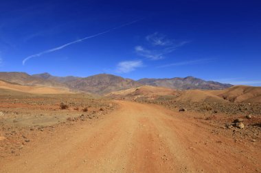Fas 'taki Haut Atlas Doğu Ulusal Parkı' nda bir yol manzarası.