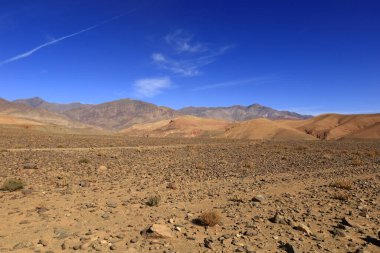 Fas 'taki Haut Atlas Oriental Ulusal Parkı' ndaki bir dağın manzarası. Doğu Yüksek Atlas Dağları 'nın içinde ve yakınında 49.000 hektarlık bir alanı kaplıyor