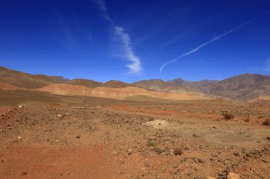 Fas 'taki Haut Atlas Oriental Ulusal Parkı' ndaki bir dağın manzarası. Doğu Yüksek Atlas Dağları 'nın içinde ve yakınında 49.000 hektarlık bir alanı kaplıyor