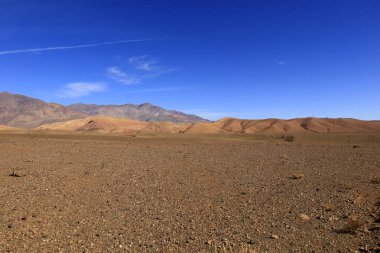 Fas 'taki Haut Atlas Oriental Ulusal Parkı' ndaki bir dağın manzarası. Doğu Yüksek Atlas Dağları 'nın içinde ve yakınında 49.000 hektarlık bir alanı kaplıyor