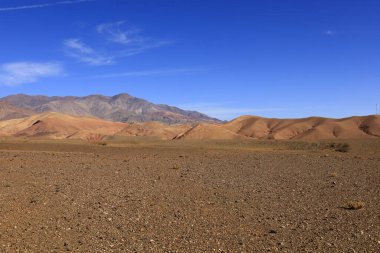 Fas 'taki Haut Atlas Oriental Ulusal Parkı' ndaki bir dağın manzarası. Doğu Yüksek Atlas Dağları 'nın içinde ve yakınında 49.000 hektarlık bir alanı kaplıyor