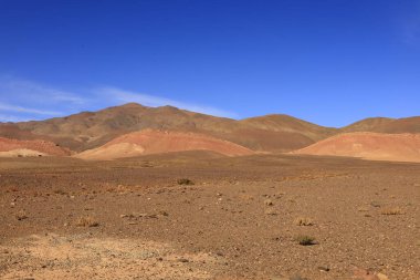 Fas 'taki Haut Atlas Oriental Ulusal Parkı' ndaki bir dağın manzarası. Doğu Yüksek Atlas Dağları 'nın içinde ve yakınında 49.000 hektarlık bir alanı kaplıyor
