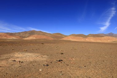 Fas 'taki Haut Atlas Oriental Ulusal Parkı' ndaki bir dağın manzarası. Doğu Yüksek Atlas Dağları 'nın içinde ve yakınında 49.000 hektarlık bir alanı kaplıyor