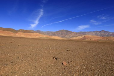 Fas 'taki Haut Atlas Oriental Ulusal Parkı' ndaki bir dağın manzarası. Doğu Yüksek Atlas Dağları 'nın içinde ve yakınında 49.000 hektarlık bir alanı kaplıyor