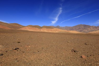 Fas 'taki Haut Atlas Oriental Ulusal Parkı' ndaki bir dağın manzarası. Doğu Yüksek Atlas Dağları 'nın içinde ve yakınında 49.000 hektarlık bir alanı kaplıyor