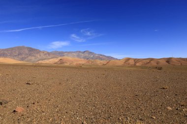 Fas 'taki Haut Atlas Oriental Ulusal Parkı' ndaki bir dağın manzarası. Doğu Yüksek Atlas Dağları 'nın içinde ve yakınında 49.000 hektarlık bir alanı kaplıyor