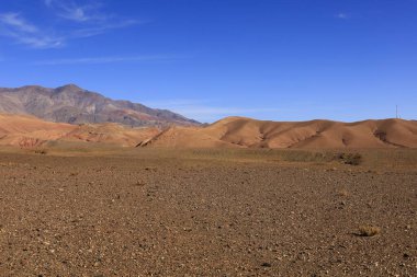 Fas 'taki Haut Atlas Oriental Ulusal Parkı' ndaki bir dağın manzarası. Doğu Yüksek Atlas Dağları 'nın içinde ve yakınında 49.000 hektarlık bir alanı kaplıyor