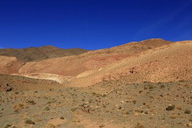 Fas 'taki Haut Atlas Oriental Ulusal Parkı' ndaki bir dağın manzarası. Doğu Yüksek Atlas Dağları 'nın içinde ve yakınında 49.000 hektarlık bir alanı kaplıyor