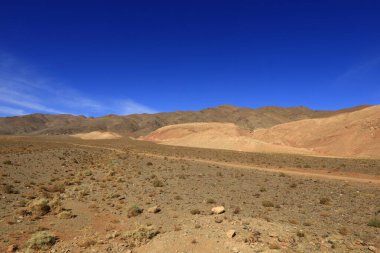 Fas 'taki Haut Atlas Oriental Ulusal Parkı' ndaki bir dağın manzarası. Doğu Yüksek Atlas Dağları 'nın içinde ve yakınında 49.000 hektarlık bir alanı kaplıyor