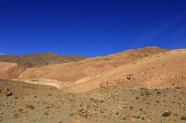 Fas 'taki Haut Atlas Oriental Ulusal Parkı' ndaki bir dağın manzarası. Doğu Yüksek Atlas Dağları 'nın içinde ve yakınında 49.000 hektarlık bir alanı kaplıyor