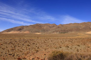 Fas 'taki Haut Atlas Oriental Ulusal Parkı' ndaki bir dağın manzarası. Doğu Yüksek Atlas Dağları 'nın içinde ve yakınında 49.000 hektarlık bir alanı kaplıyor