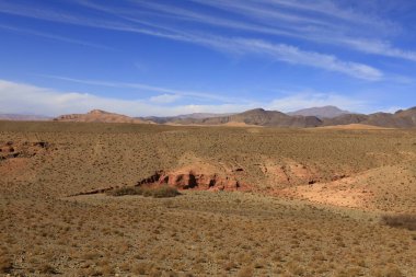 Fas 'taki Haut Atlas Oriental Ulusal Parkı' ndaki bir dağın manzarası. Doğu Yüksek Atlas Dağları 'nın içinde ve yakınında 49.000 hektarlık bir alanı kaplıyor