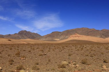 Fas 'taki Haut Atlas Oriental Ulusal Parkı' ndaki bir dağın manzarası. Doğu Yüksek Atlas Dağları 'nın içinde ve yakınında 49.000 hektarlık bir alanı kaplıyor