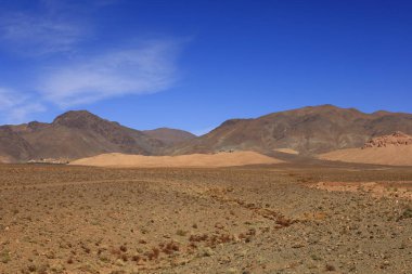Fas 'taki Haut Atlas Oriental Ulusal Parkı' ndaki bir dağın manzarası. Doğu Yüksek Atlas Dağları 'nın içinde ve yakınında 49.000 hektarlık bir alanı kaplıyor