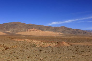 Fas 'taki Haut Atlas Oriental Ulusal Parkı' ndaki bir dağın manzarası. Doğu Yüksek Atlas Dağları 'nın içinde ve yakınında 49.000 hektarlık bir alanı kaplıyor