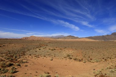 Fas 'taki Haut Atlas Oriental Ulusal Parkı' ndaki bir dağın manzarası. Doğu Yüksek Atlas Dağları 'nın içinde ve yakınında 49.000 hektarlık bir alanı kaplıyor