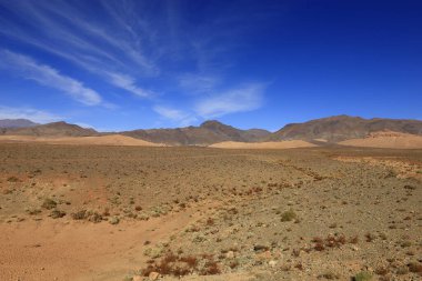 Fas 'taki Haut Atlas Oriental Ulusal Parkı' ndaki bir dağın manzarası. Doğu Yüksek Atlas Dağları 'nın içinde ve yakınında 49.000 hektarlık bir alanı kaplıyor