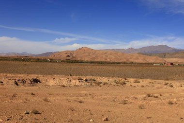 Fas 'taki Haut Atlas Oriental Ulusal Parkı' ndaki bir dağın manzarası. Doğu Yüksek Atlas Dağları 'nın içinde ve yakınında 49.000 hektarlık bir alanı kaplıyor