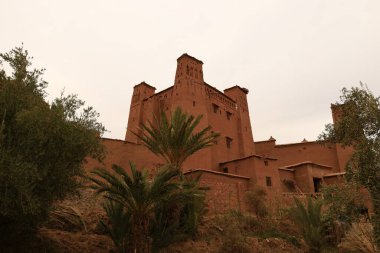 Ait Benhaddou, Fas 'taki Sahra ve Marakeş arasındaki eski kervan rotası boyunca yer alan tarihi bir çar.