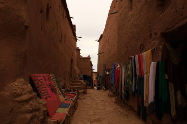 Ait Benhaddou, Fas 'taki Sahra ve Marakeş arasındaki eski kervan rotası boyunca yer alan tarihi bir çar.