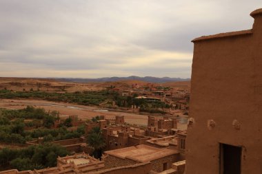 Fas 'taki Sahra ve Marakeş arasındaki eski kervan güzergahı boyunca Ait Benhaddou' dan görüntü.