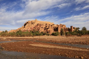 Ait Benhaddou, Fas 'taki Sahra ve Marakeş arasındaki eski kervan rotası boyunca yer alan tarihi bir çar.