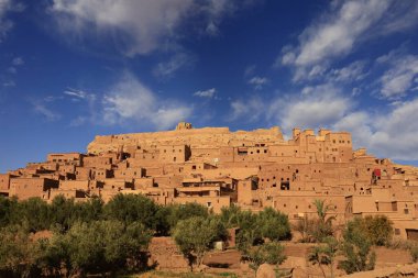 Ait Benhaddou, Fas 'taki Sahra ve Marakeş arasındaki eski kervan rotası boyunca yer alan tarihi bir çar.