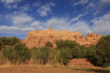 Ait Benhaddou, Fas 'taki Sahra ve Marakeş arasındaki eski kervan rotası boyunca yer alan tarihi bir çar.