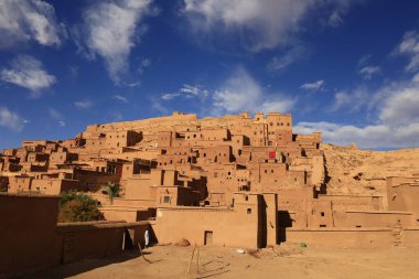 Ait Benhaddou, Fas 'taki Sahra ve Marakeş arasındaki eski kervan rotası boyunca yer alan tarihi bir çar.