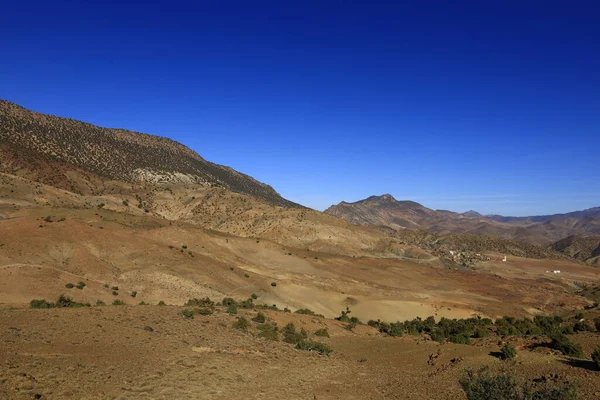 Fas 'taki Haut Atlas Oriental Ulusal Parkı' ndaki bir dağın manzarası. Doğu Yüksek Atlas Dağları 'nın içinde ve yakınında 49.000 hektarlık bir alanı kaplıyor