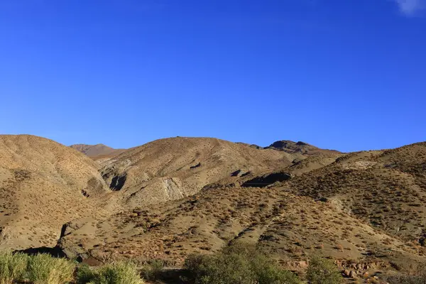 Fas 'taki Haut Atlas Oriental Ulusal Parkı' ndaki bir dağın manzarası. Doğu Yüksek Atlas Dağları 'nın içinde ve yakınında 49.000 hektarlık bir alanı kaplıyor