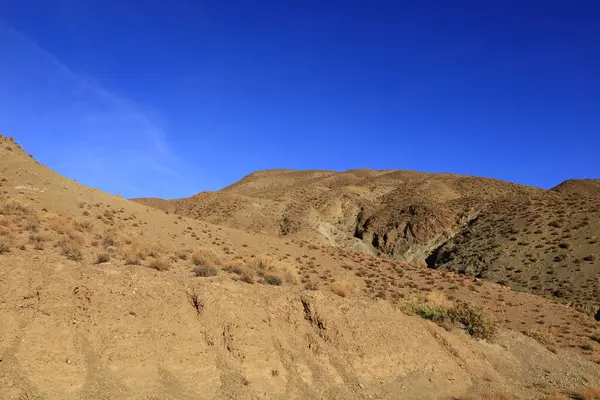 Fas 'taki Haut Atlas Oriental Ulusal Parkı' ndaki bir dağın manzarası. Doğu Yüksek Atlas Dağları 'nın içinde ve yakınında 49.000 hektarlık bir alanı kaplıyor