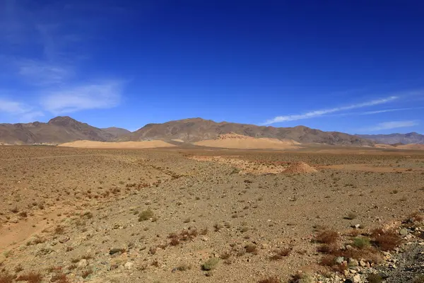 Fas 'taki Haut Atlas Oriental Ulusal Parkı' ndaki bir dağın manzarası. Doğu Yüksek Atlas Dağları 'nın içinde ve yakınında 49.000 hektarlık bir alanı kaplıyor