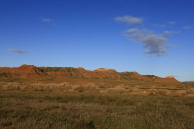 Bardenas Reales, İspanya 'da, Navarre' ın güneydoğusunda 39.200 hektarlık bir alana sahip yarı çöl bölgesi.