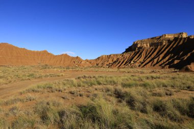 Bardenas Reales, İspanya 'da, Navarre' ın güneydoğusunda 39.200 hektarlık bir alana sahip yarı çöl bölgesi.