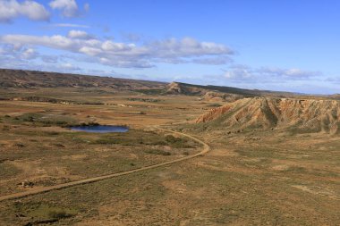 Bardenas Reales, İspanya 'da, Navarre' ın güneydoğusunda 39.200 hektarlık bir alana sahip yarı çöl bölgesi.