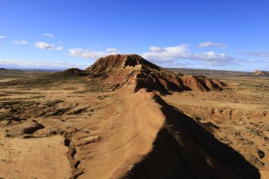 Bardenas Reales, İspanya 'da, Navarre' ın güneydoğusunda 39.200 hektarlık bir alana sahip yarı çöl bölgesi.