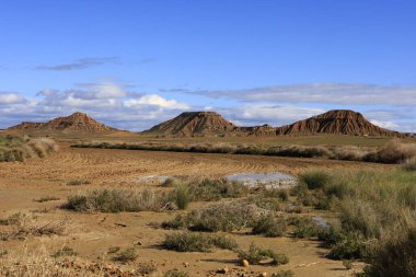 Bardenas Reales, İspanya 'da, Navarre' ın güneydoğusunda 39.200 hektarlık bir alana sahip yarı çöl bölgesi.