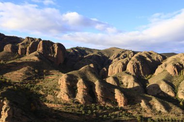 İspanya 'nın La Rioja kentindeki Viguera kasabasının yanındaki bir dağda görüntüyü al