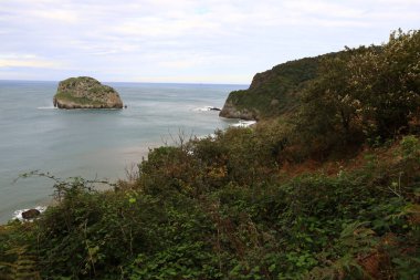 Gaztelugatxe, Bask Bölgesi 'nin Bermeo belediyesine bağlı Biscay kıyısında bir adadır.