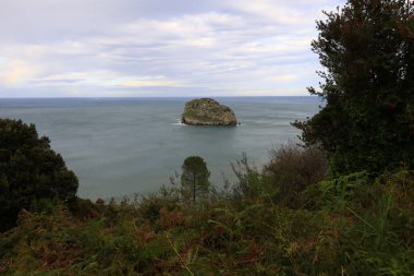 Gaztelugatxe, Bask Bölgesi 'nin Bermeo belediyesine bağlı Biscay kıyısında bir adadır.