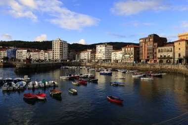Castro Urdiales, İspanya 'nın kuzeyindeki Biscay Körfezi' nde bulunan Cantabria özerk bölgesinde bulunan bir liman.