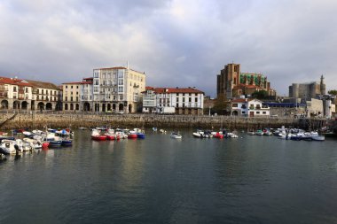 Castro Urdiales, İspanya 'nın kuzeyindeki Biscay Körfezi' nde bulunan Cantabria özerk bölgesinde bulunan bir liman.