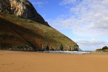 İspanya, Cantabria özerk bölgesindeki Sonabia plajına bakın.