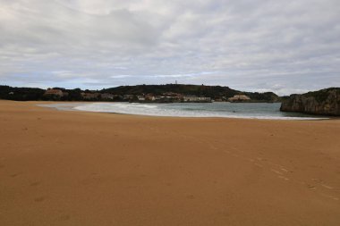 Cantabria Özerk Topluluğu 'nun doğu kesimindeki Res plajı Laredo' ya bakın. 